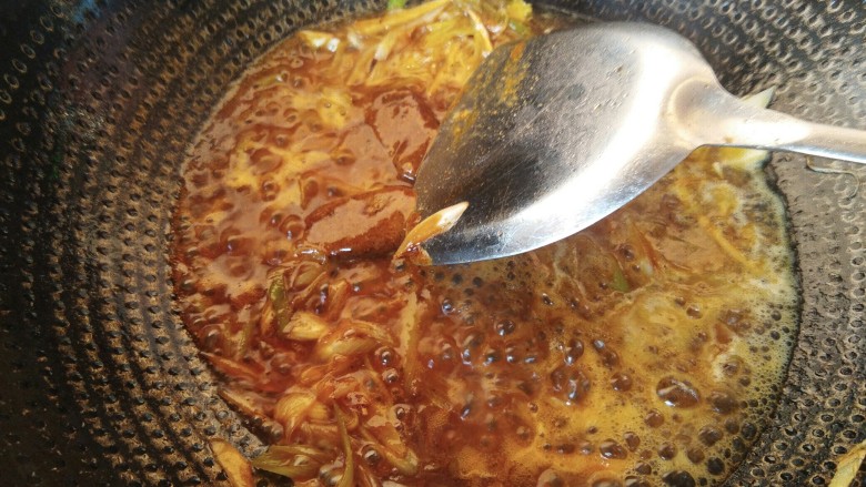 咖喱杏鲍菇，给这个创意加满分,大火将咖喱融化开。