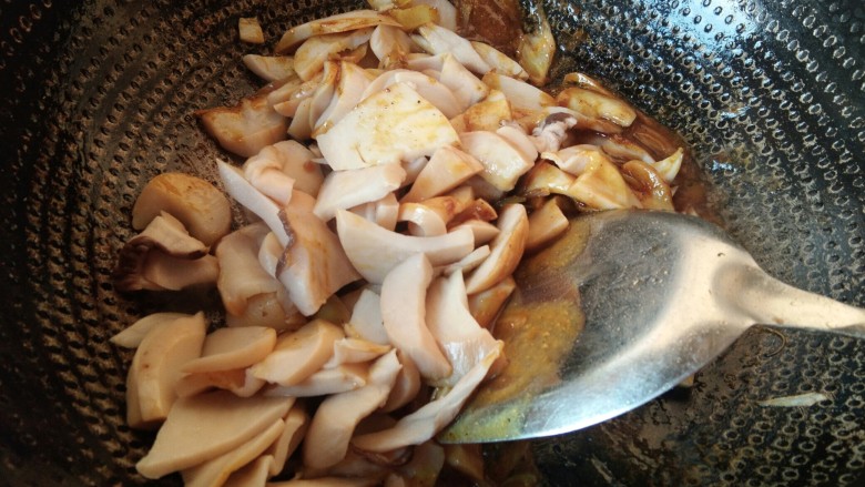 咖喱杏鲍菇，给这个创意加满分,倒入提前准备好的杏鲍菇。