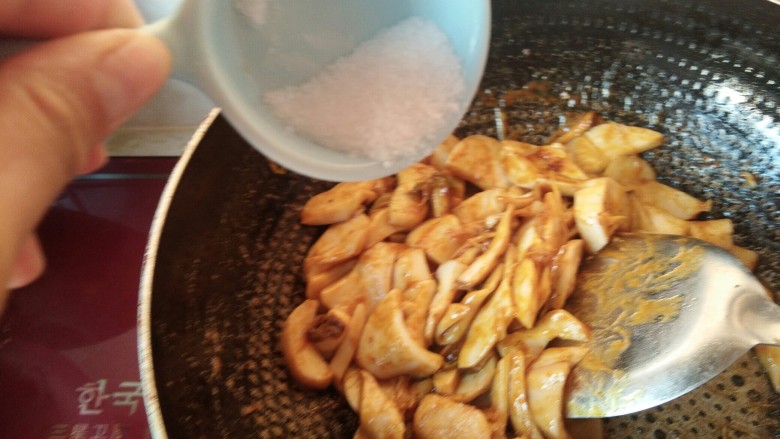 咖喱杏鲍菇，给这个创意加满分,然后在下入盐。