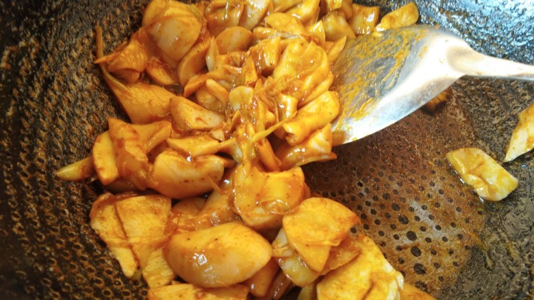 咖喱杏鲍菇，给这个创意加满分,搅拌均匀，即可出锅。