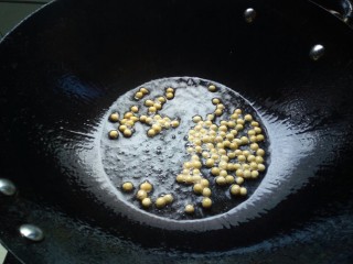 酸辣粉,干黄豆也炸至金黄变色，待用。在炸好的花生米和黄豆上面撒适量的盐，这样能使它们酥脆，有嚼劲。