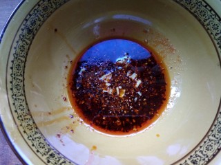 酸辣粉,取一个大碗，分别加入辣椒油、盐、姜末、蒜末、生抽、陈醋、香油、花椒粉、白砂糖。