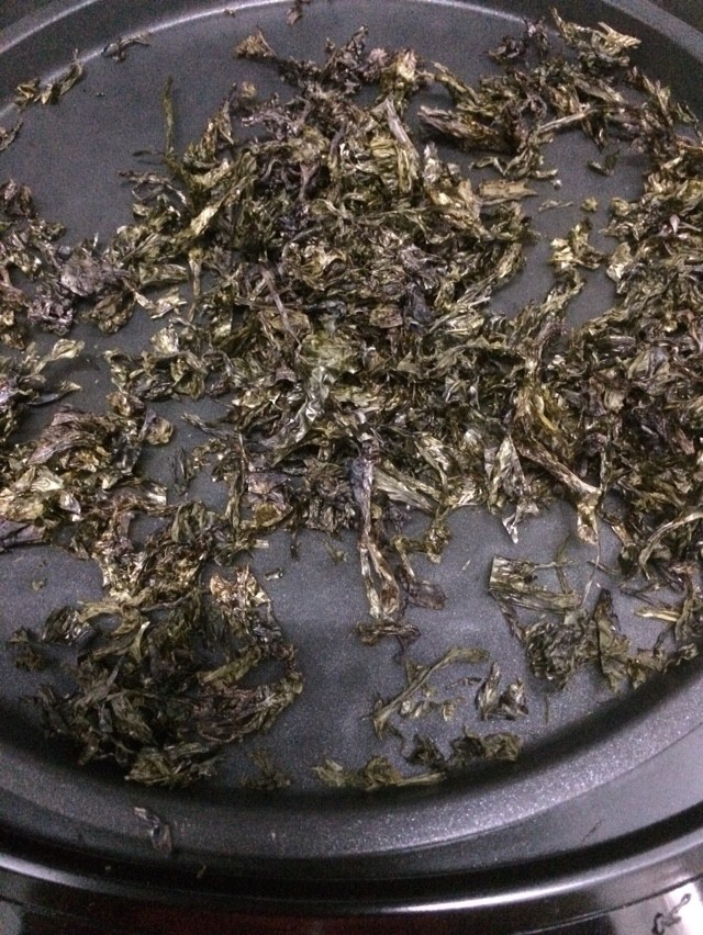 紫菜芝麻饼,放入锅中炒，炒到绿色为止