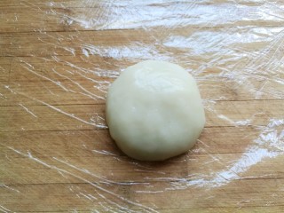椰蓉豆沙糯米卷,把其中一份搓圆。