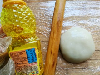 椰蓉豆沙糯米卷,擀面杖抹油，防止粘连，最好用直接食用的冷榨油，或者烧至温热的植物油。