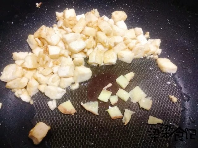 蟹黄豆腐,豆腐煎至金黄时，若怕蛋腥味可以加入姜片煸香