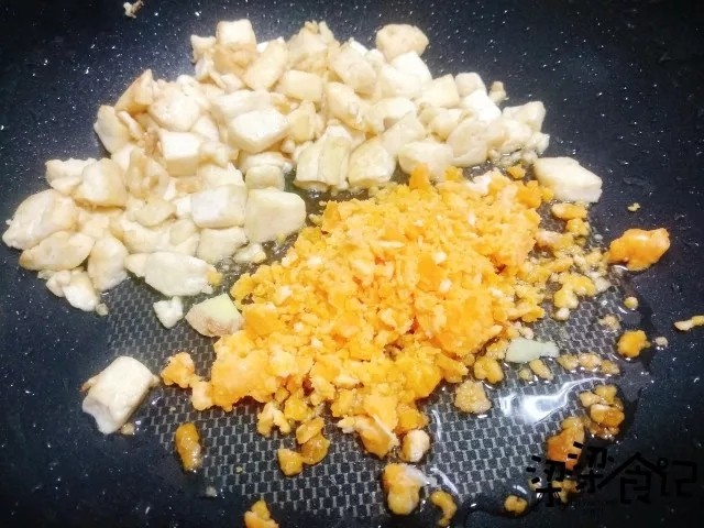 蟹黄豆腐,倒入蛋黄，炒至出油