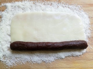 椰蓉豆沙糯米卷,把豆沙馅在面片的一端上铺上。