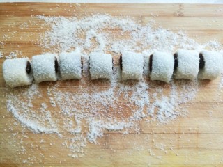 椰蓉豆沙糯米卷,用刀切成合适的小块，就可以吃了。