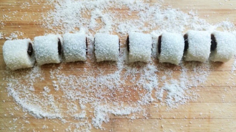 椰蓉豆沙糯米卷,用刀切成合适的小块，就可以吃了。