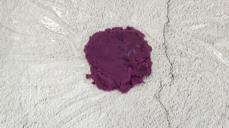 椰蓉紫薯球,把紫薯泥放入保鲜袋上压平。