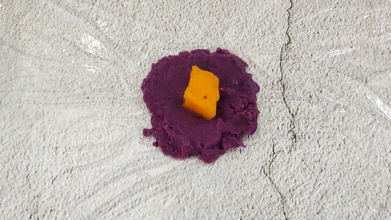 椰蓉紫薯球,放上芒果粒