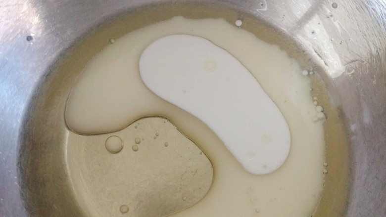 超完美不开裂蛋糕卷~安安原创食谱~,玉米油和牛奶倒在打蛋盆里；