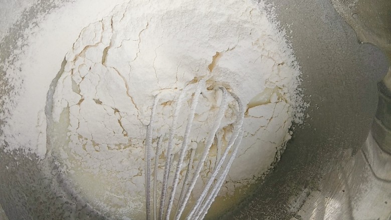 超完美不开裂蛋糕卷~安安原创食谱~,筛入低筋面粉；