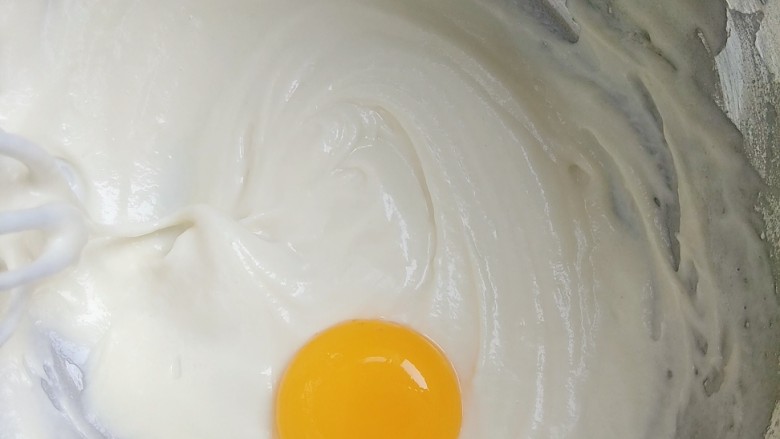 超完美不开裂蛋糕卷~安安原创食谱~,蛋黄一个一个加入；