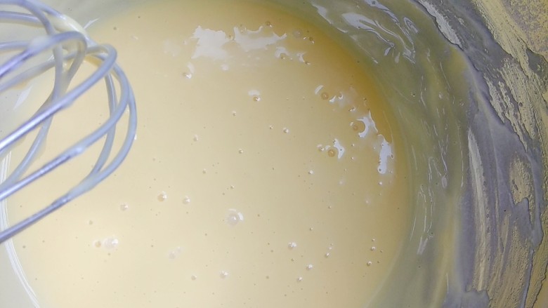 超完美不开裂蛋糕卷~安安原创食谱~,每次加入一个蛋黄都要用手动打蛋抽搅拌混合均匀；
