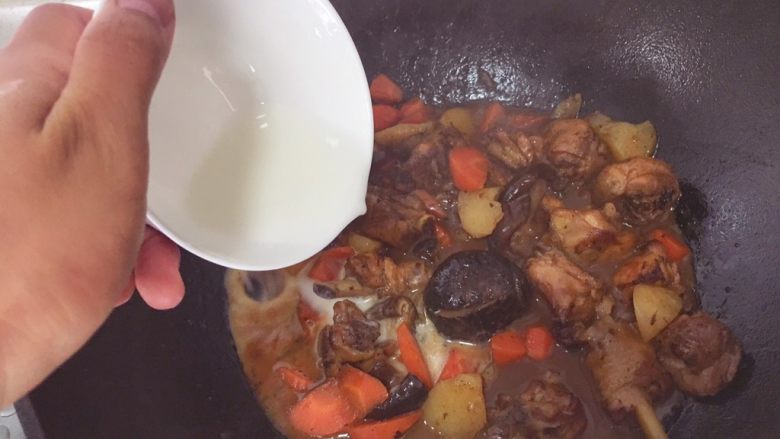 辅食18M➕：香菇炖鸡块,淀粉里加点水调成芡汁，倒入锅里，转大火烧至酱汁浓郁盛出即可