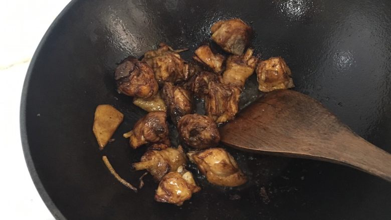 辅食18M➕：香菇炖鸡块,继续翻炒，炒至裹上酱色