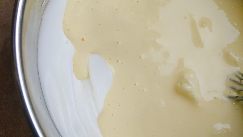 超完美不开裂蛋糕卷~安安原创食谱~,把混合了四分之一蛋白霜的蛋黄糊倒入蛋白霜里；