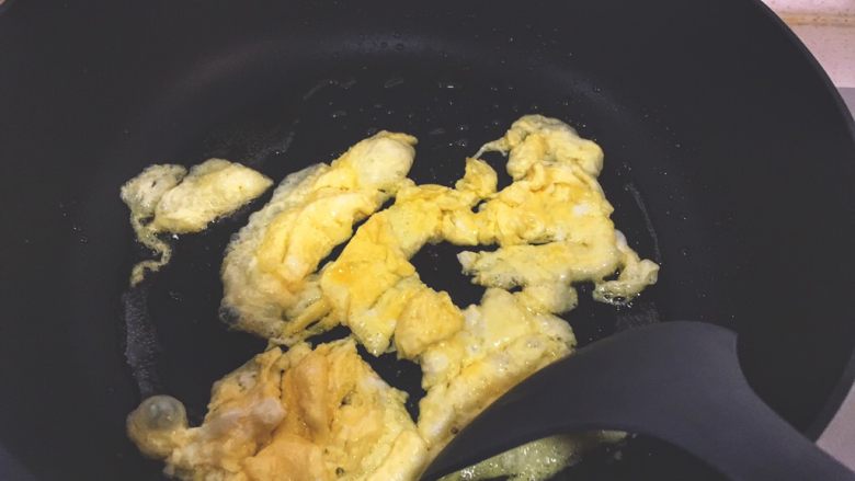 辅食12M➕：虾仁菠萝炒饭,锅里倒入少量核桃油，油热后倒入蛋液，炒碎盛出备用