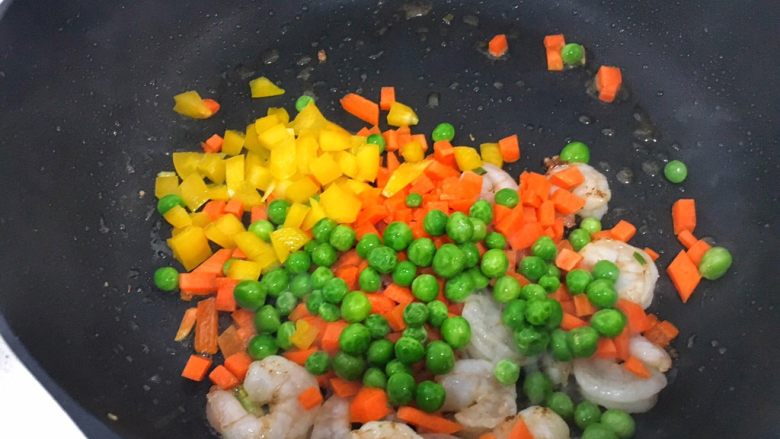 辅食12M➕：虾仁菠萝炒饭,虾仁变色后再依次加入胡萝卜、彩椒、青豆小火翻炒，觉得干的话可以再加入一点点水