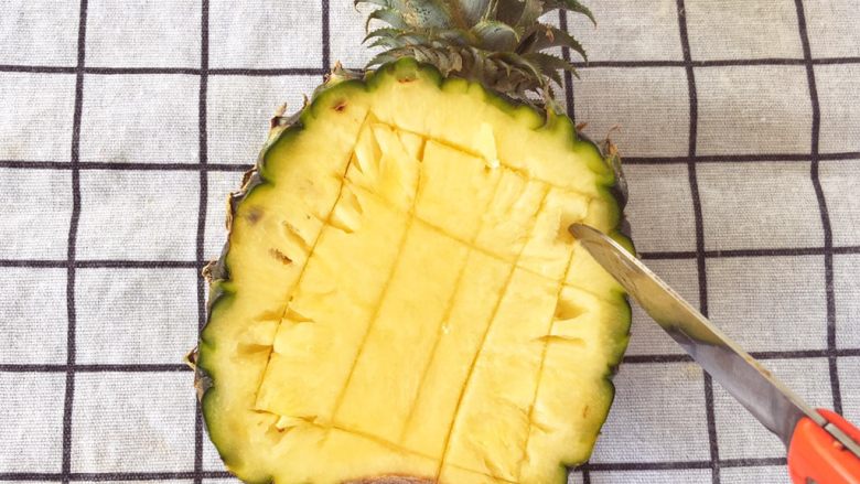 辅食12M➕：虾仁菠萝炒饭,用刀切一个长方形