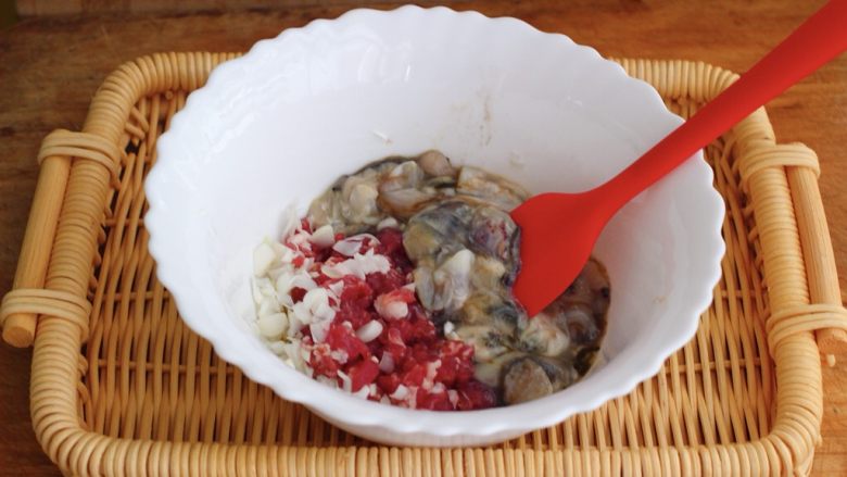 鲜美无比的海蛎子韭菜饺子🥟,取一个大一点的碗，把切好的海蛎子肉、猪肉丁和葱花放入后
     


                        