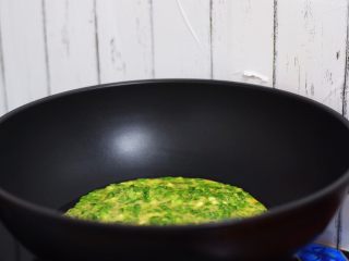 韭菜末炒鸡蛋,小火煎至底部凝固