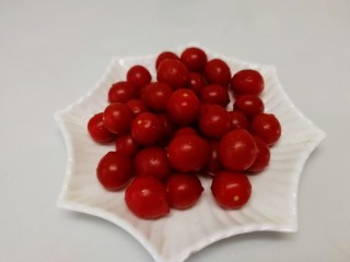 了不起的小番茄+蜜渍小番茄,沥水后装盘备用
