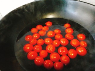 了不起的小番茄+蜜渍小番茄,当外皮裂开即可