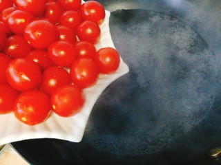 了不起的小番茄+蜜渍小番茄,倒入小番茄沸水中略煮。