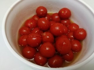 了不起的小番茄+蜜渍小番茄,蜂蜜的量可以根据自己的口味进行调整