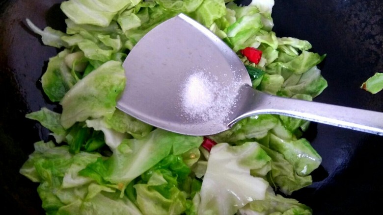 炝炒卷心菜,待卷心菜变绿，放入适量盐翻炒