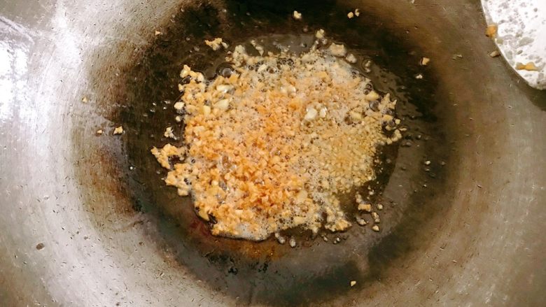 杂锦汤面,热至蒜蓉金黄色连油一起暂出锅。成为蒜头油。