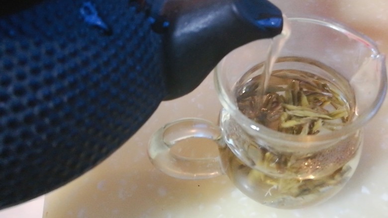 夏季茶饮，红枣姜茶之加减,用90度开水冲泡绿茶，将绿茶茶汤倒入姜枣茶中