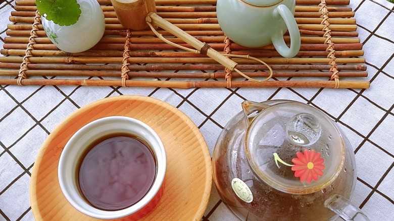 夏季茶饮，红枣姜茶之加减,久煮的姜枣茶，去除了姜的大部分辛辣味，喝一口，枣香甜、姜辛香、绿茶清香，就是这样简简单单的时令食材，滋养呵护我们的机体健康