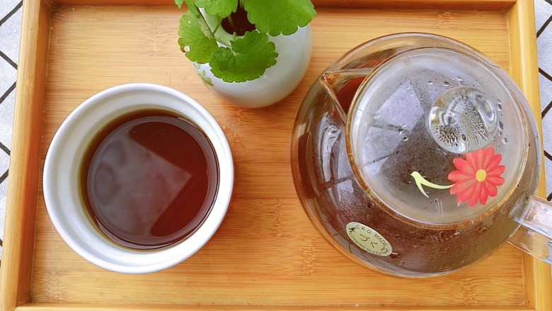 夏季茶饮，红枣姜茶之加减,夏季每天早上来一杯，调和营卫、去湿健脾，“春夏养阳”，能有助于夏季升发阳气，预防暑湿感冒。