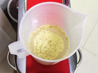 全麦咸味餐包,清水加温至37度加入发酵粉孵化。