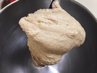全麦咸味餐包,用厨师机二档速度搅拌10分钟，检查面团硬湿度。