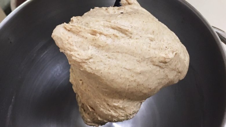全麦咸味餐包,用厨师机二档速度搅拌10分钟，检查面团硬湿度。