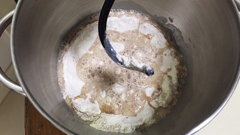 全麦咸味餐包,发酵液倒入厨师机内。