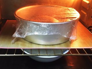 全麦咸味餐包,盖上保鲜膜，送入烤箱发酵，底部放一碗热水，发酵60分钟。