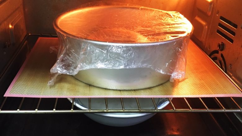 全麦咸味餐包,盖上保鲜膜，送入烤箱发酵，底部放一碗热水，发酵60分钟。