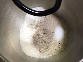 全麦咸味餐包,全麦粉和高筋粉混合再加入盐和细砂糖，厨师机搅拌均匀。