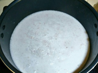 椰肉花生饮,过程要不断的搅拌，会发现汁会越来越粘稠。