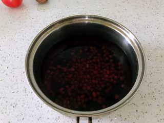 红豆黑米粥,加水。