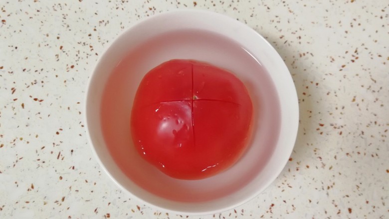 了不起的小番茄+番茄鸡蛋面,<a style='color:red;display:inline-block;' href='/shicai/ 59'>番茄</a>顶部用刀划十字，放碗里用开水烫一下去皮。