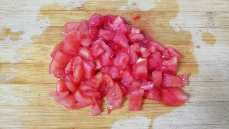 了不起的小番茄+番茄鸡蛋面,切成小块。