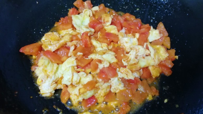 了不起的小番茄+番茄鸡蛋面,翻炒至番茄出汁。