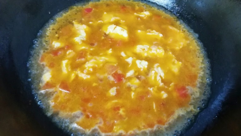 了不起的小番茄+番茄鸡蛋面,加入一小碗开水。